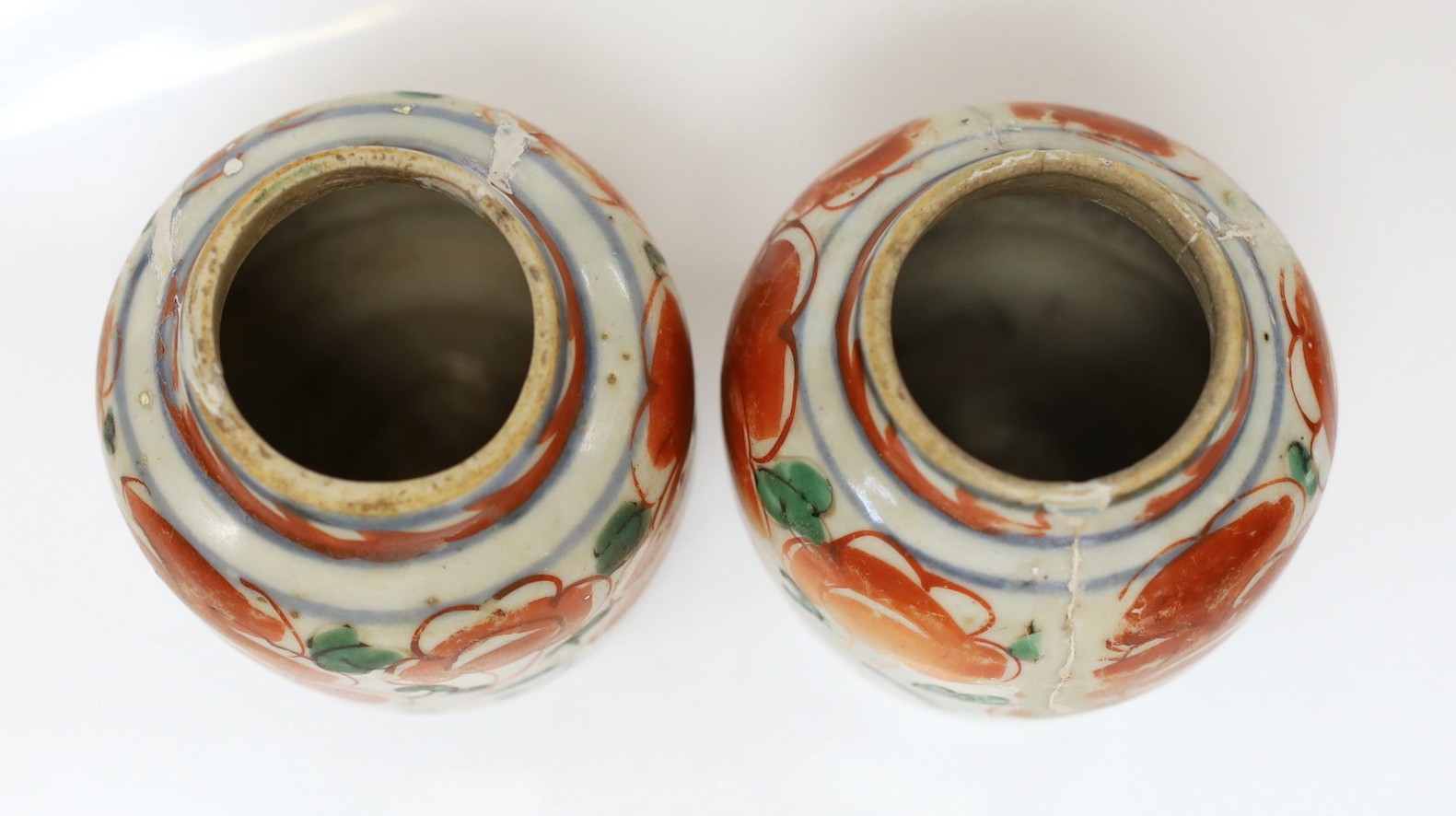 A pair of Chinese Transitional wucai jars, c. 1640, 9.5cms high